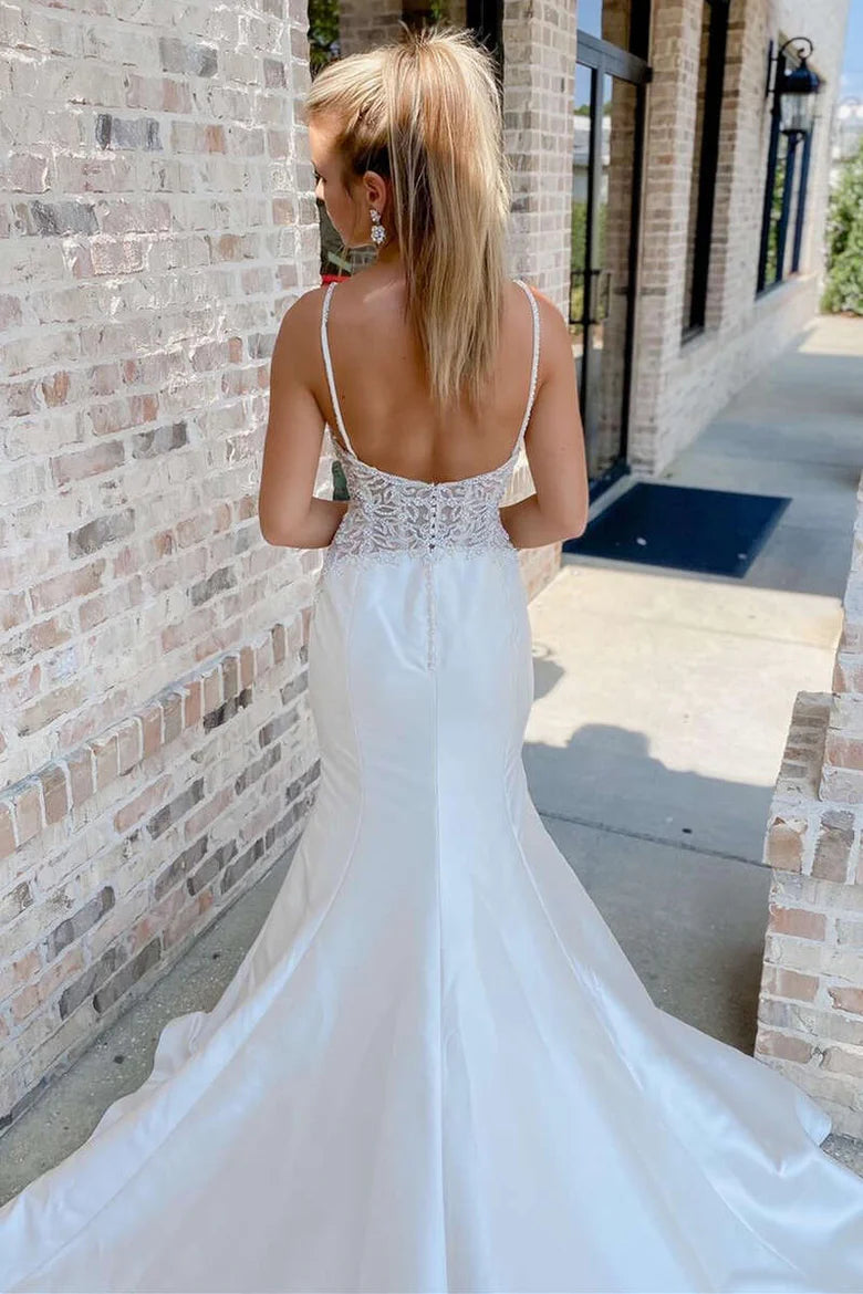 Vestido de novia largo de corte trompeta con escote en V y espalda abierta.